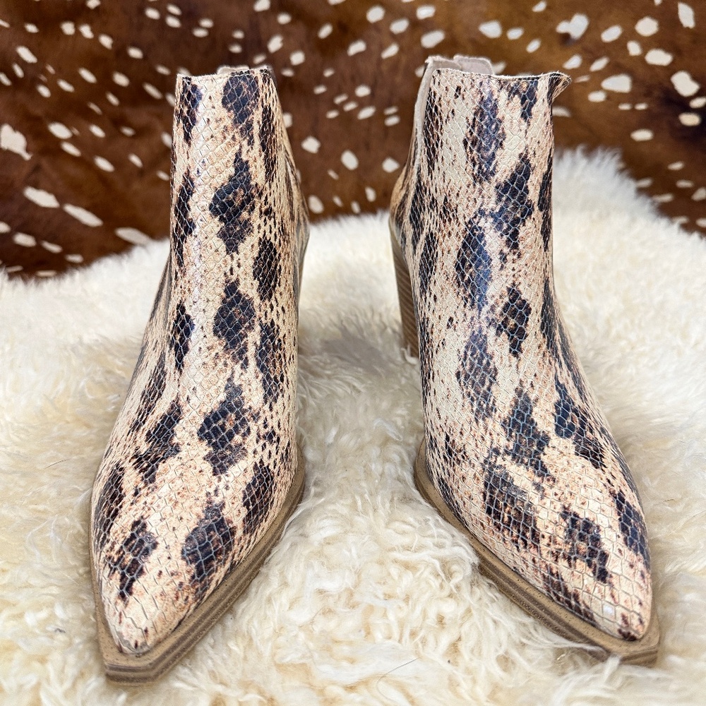 Vince Camuto Snakeskin  Bootie Sz 8.5M/39